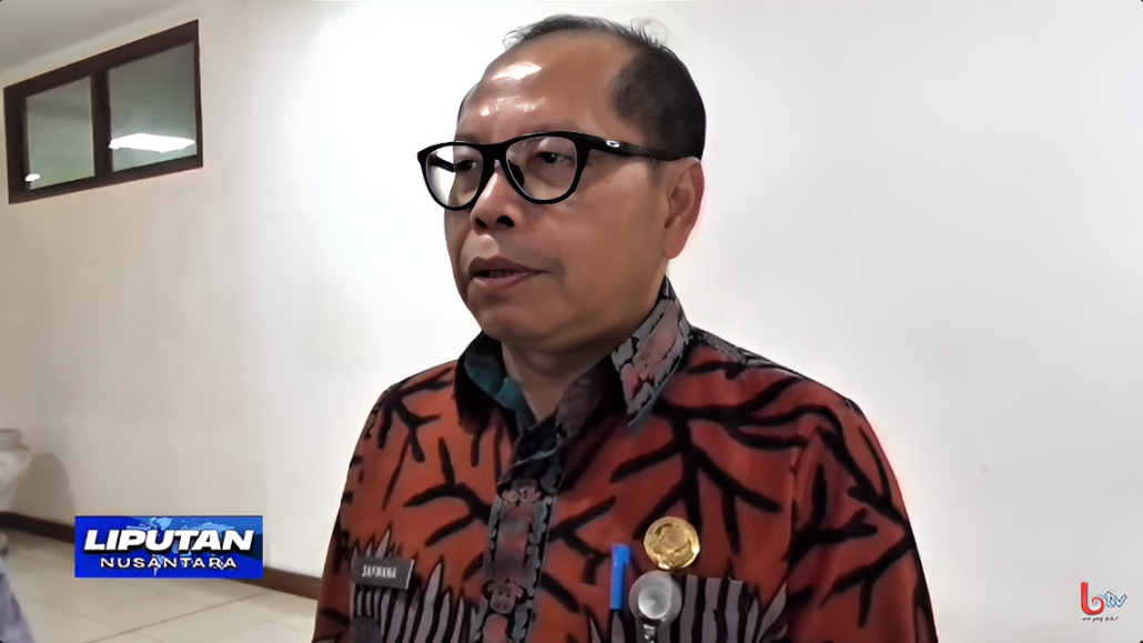 Kepala DLH PPU, Safwana, diwawancarai mengenai kebijakan pemberian reward Adipura di Sekretariat Daerah PPU, Rabu (1 Oktober 2025).