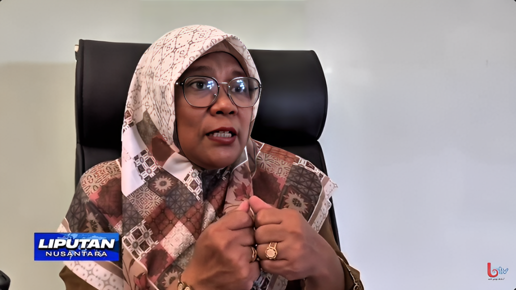 Kepala Sekolah Rakyat Samarinda Rabiatul Adawiyah menjelaskan aturan sekolah di ruang kerjanya, Sabtu (4 Oktober 2025).
