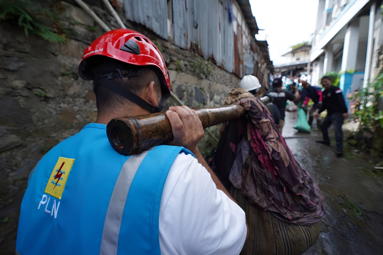 Ribuan peserta berhasil mengangkut 176,62 kilogram sampah dari aliran Sungai Ciliwung di Bogor, Jumat (3 Oktober 2025).