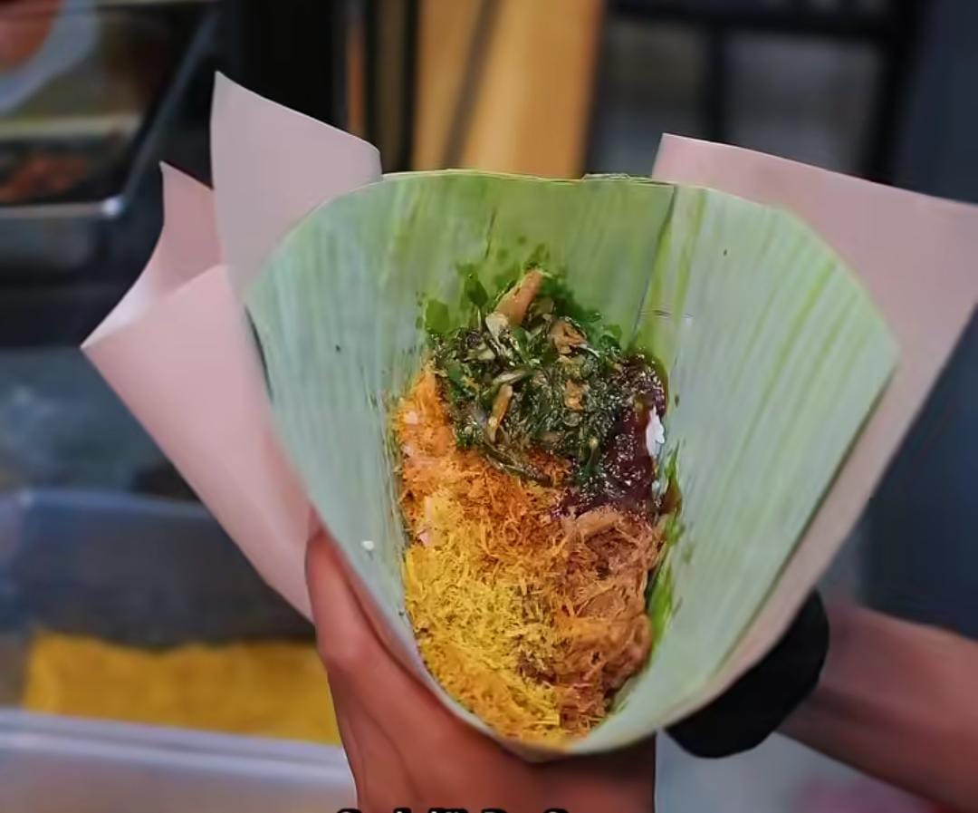 Suasana hangat di Pawon Dusun Balikpapan saat menyajikan nasi krawu khas Gresik, hidangan tradisional beraroma rempah dan gurih lezat yang menggoda selera.