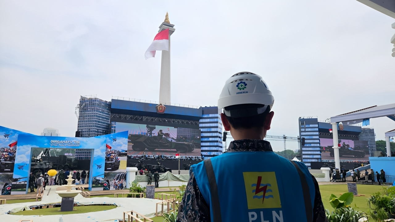 Petugas PLN memantau gardu listrik saat HUT TNI ke 80 di Monas, Minggu (5 Oktober 2025).