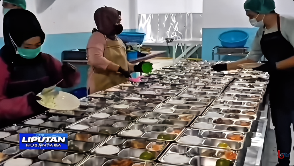 Dapur umum program Makan Bergizi Gratis di PPU dengan sertifikat higien sanitasi sebagai jaminan keamanan pangan dan kepercayaan masyarakat, Jumat (3 Oktober 2025).