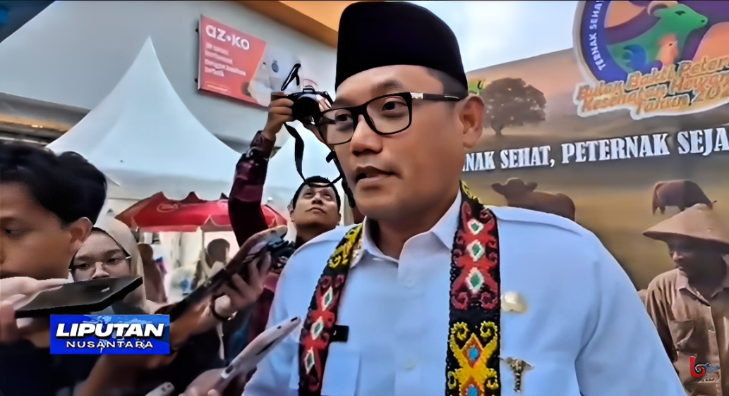 Wakil Gubernur Kaltim Seno Aji menyampaikan target swasembada pangan hewani 2027 melalui Program Desa Korporasi Ternak di Halaman Parkir Samarinda Square, Kamis (2 Oktober 2025).