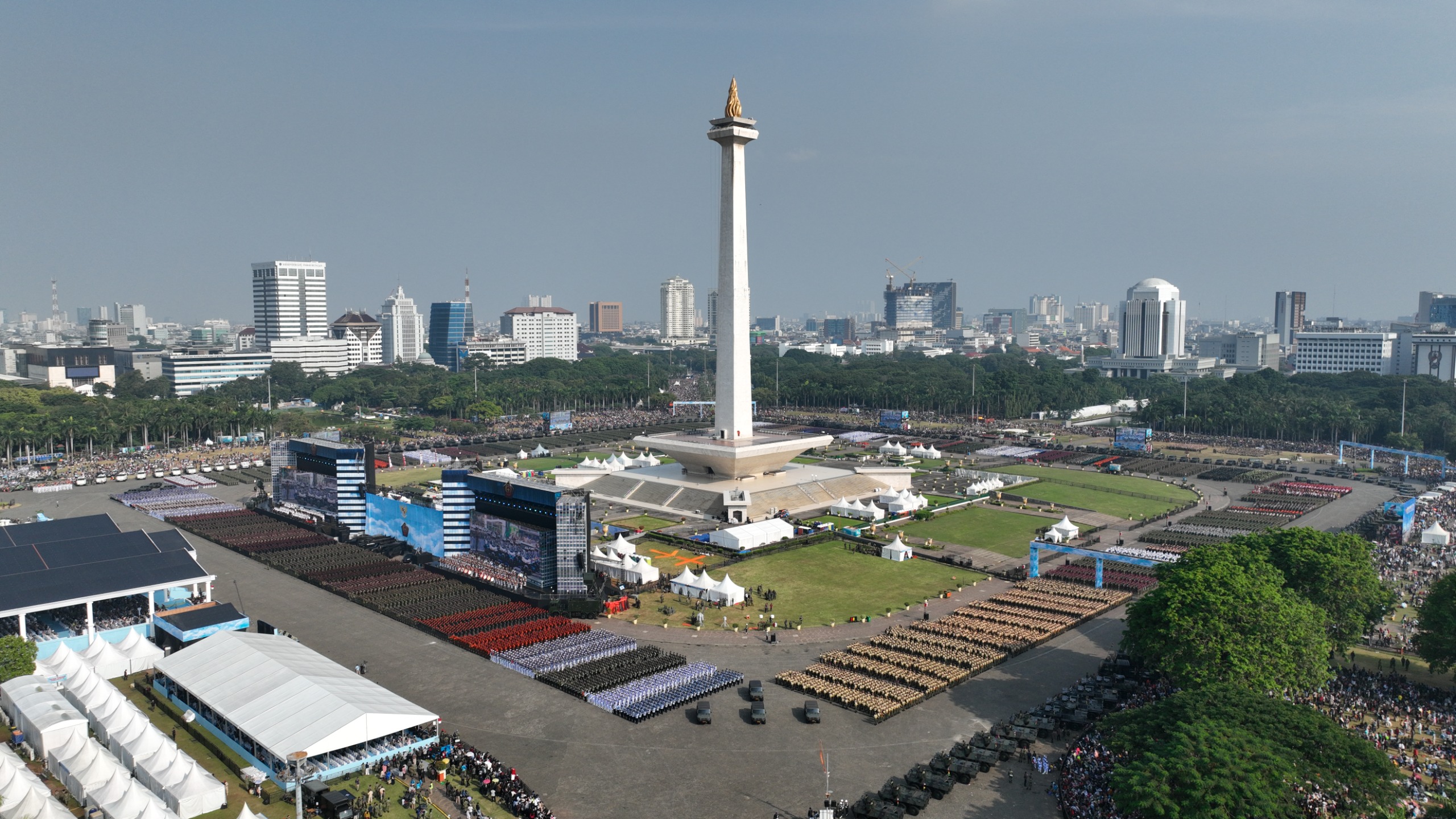 Presiden Prabowo Subianto memberi amanat penuh makna di HUT ke-80 TNI di Monas, menekankan kepemimpinan teladan dan kekuatan keluarga prajurit.