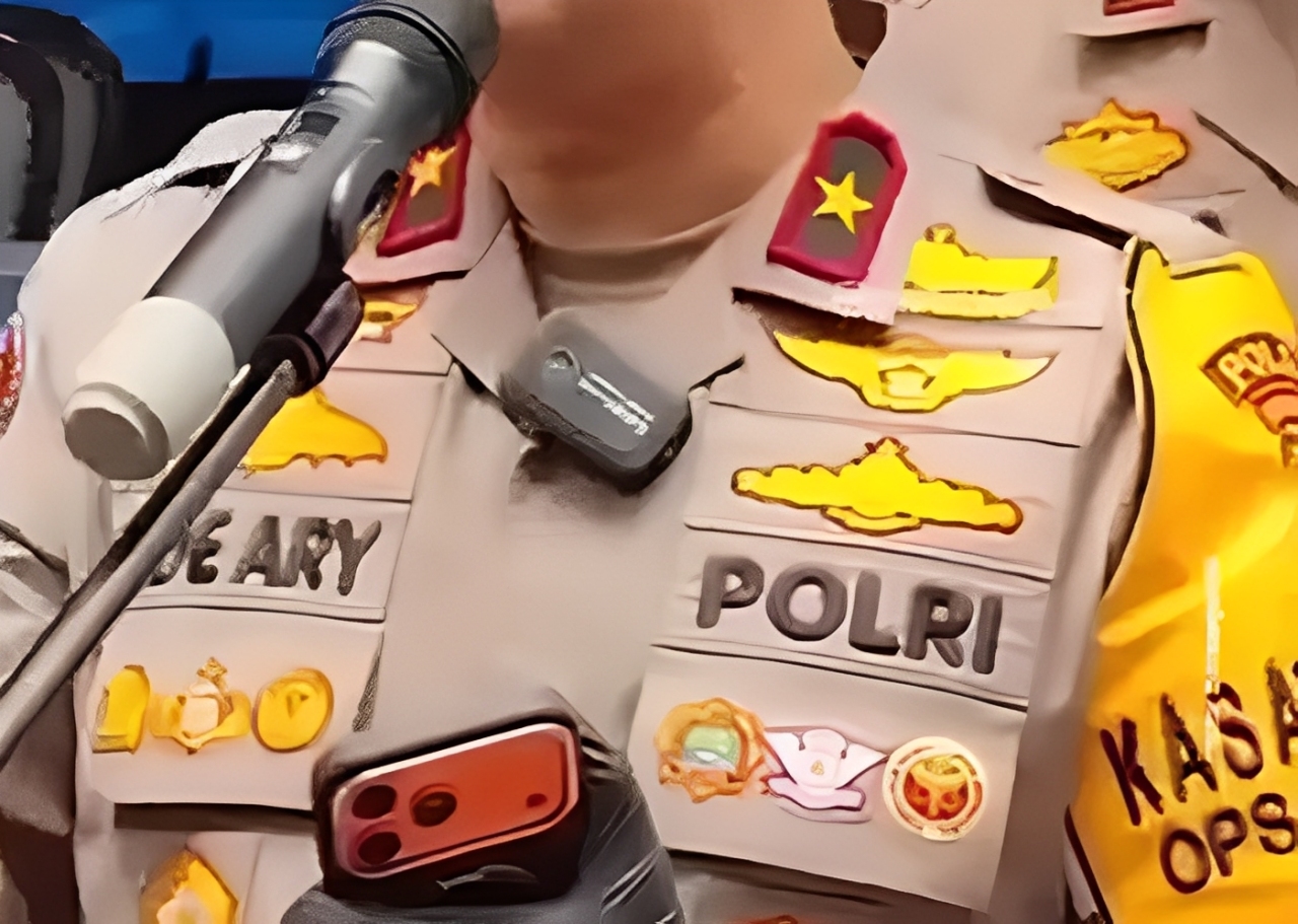 Foto Polisi memegang iPhone 17 Pro Max, simbol tren teknologi baru yang heboh di media sosial.