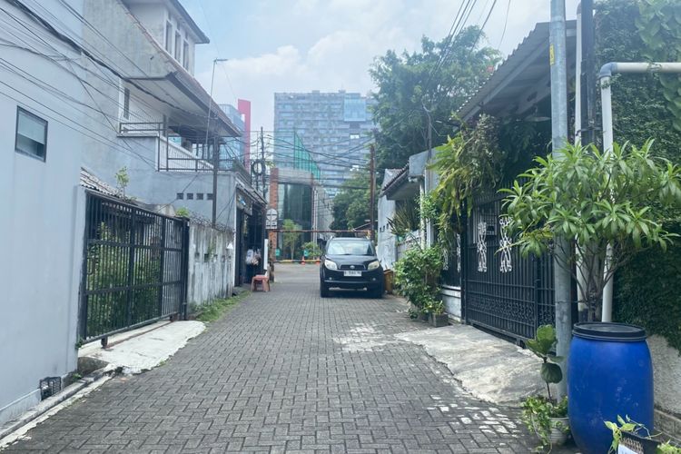 TKP penangkapan YY di Cilandak Barat, Jakarta Selatan, lokasi terjadinya penusukan brutal akibat dugaan tekanan psikis dan penolakan minum obat.
