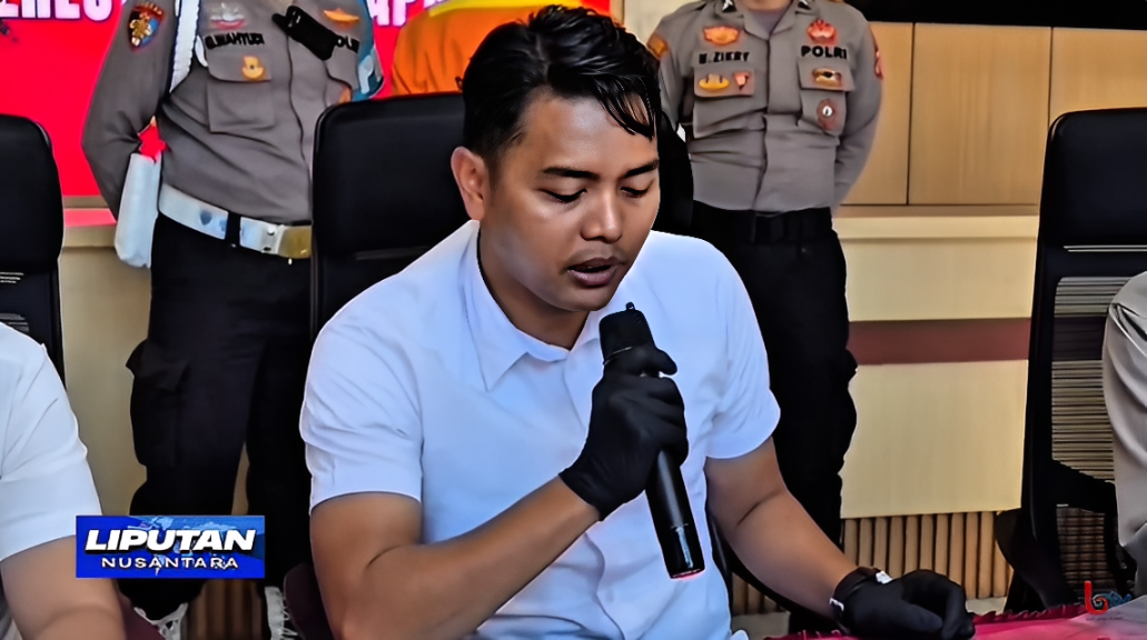 AKP Zeska Julian Taruna Wijaya menjelaskan modus operandi tersangka di konferensi pers Polresta Balikpapan.