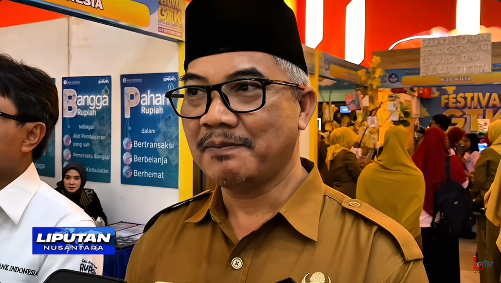 Staf Ahli Bidang Sosial Kesejahteraan dan Pengembangan SDM Pemkot Balikpapan, Adamin, memberikan keterangan tentang tujuan Festival GTK 2025 di Gedung Kesenian Balikpapan, Senin (6 Oktober 2025).