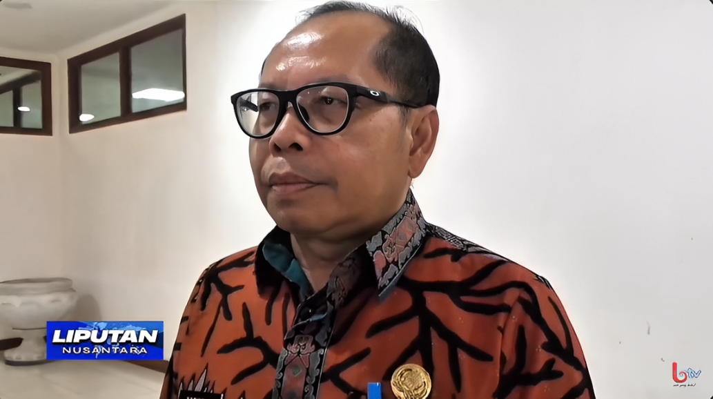 Kepala DLH PPU, Safwana, menjelaskan pentingnya armada dump truk baru untuk mendukung pengelolaan sampah berkelanjutan di Kabupaten PPU saat ditemui di Sekretariat Daerah PPU, Rabu (1 Oktober 2025).