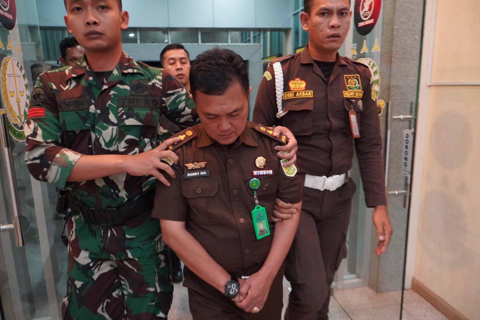 Penyamaran Gagal Total, PNS Way Kanan Kedapatan Pakai Seragam Jaksa di OKI
