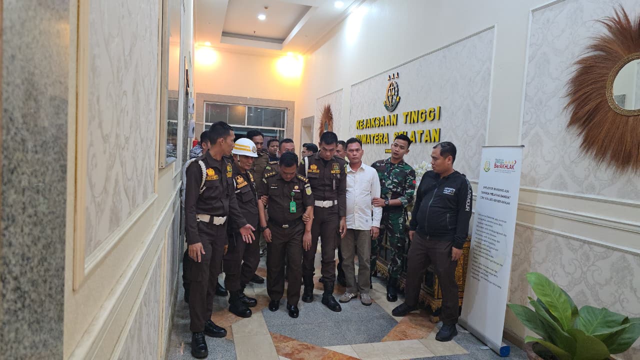Petugas Kejari OKI mengamankan pria berinisial BA di rumah makan Kayu Agung, mengenakan seragam jaksa palsu &mdash; aksi penyamaran yang berujung penangkapan dramatis.