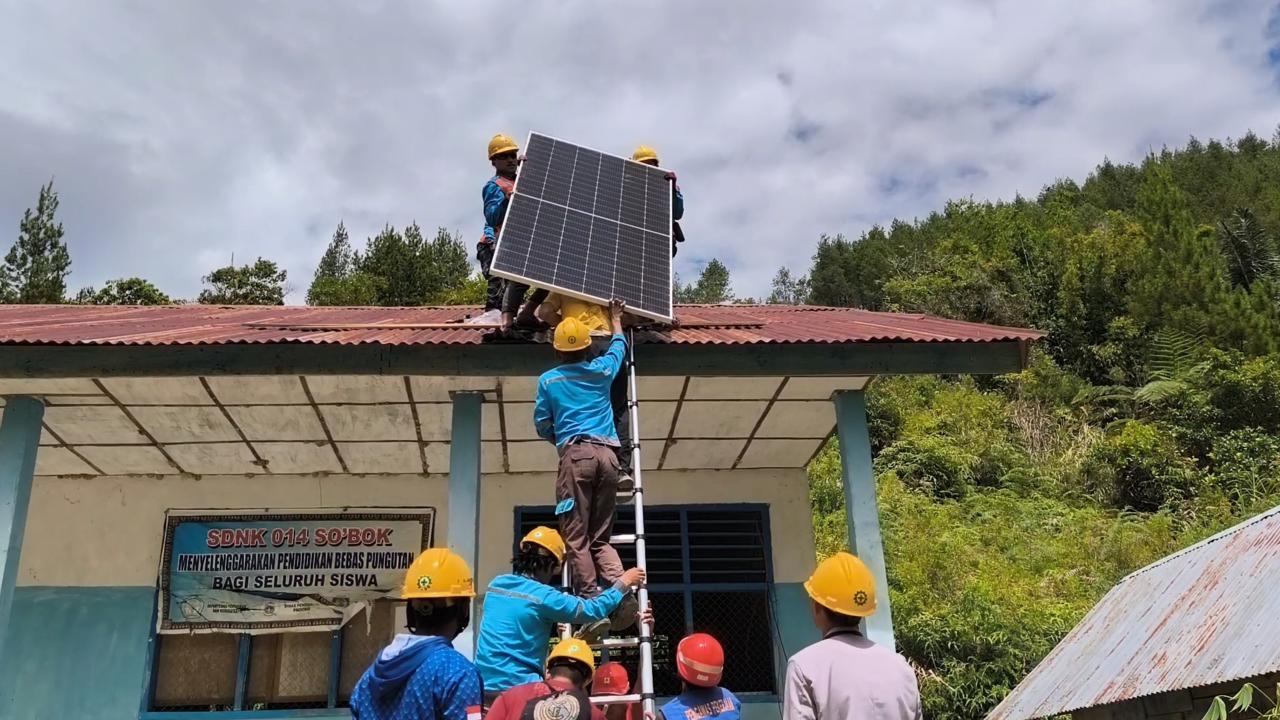 Perjuangan PLN Hadirkan Listrik di Mamasa: Dari Medan Terjal hingga Senyum Anak Sekolah