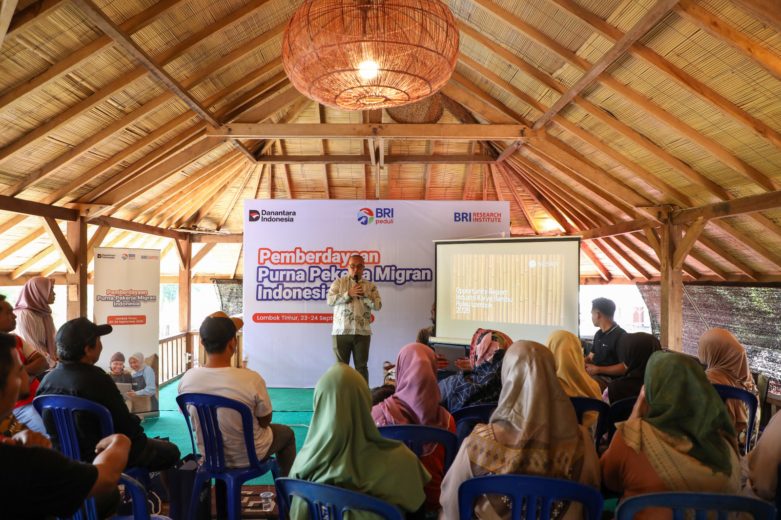Purna PMI NTB ikuti pelatihan anyaman bambu dan kewirausahaan di Desa Loyok bersama BRI Peduli, wujud nyata pemberdayaan ekonomi lokal.