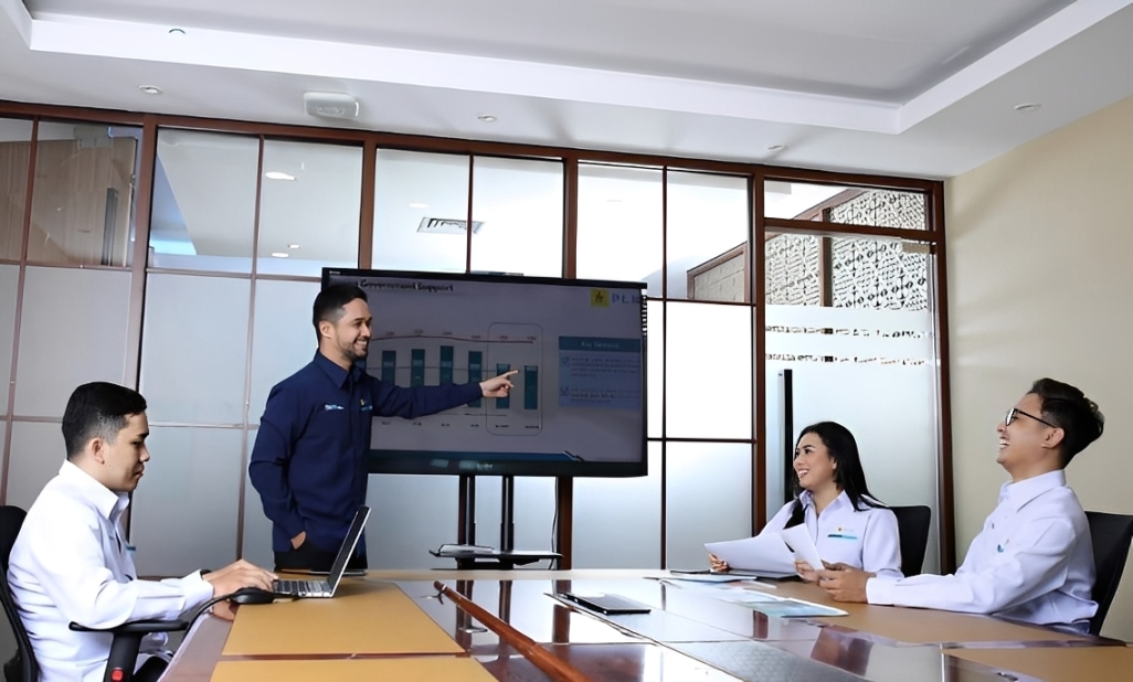 Pelamar mengikuti pendaftaran Rekrutmen PLN 2025, antusiasme tinggi generasi muda dalam membangun sektor ketenagalistrikan nasional.