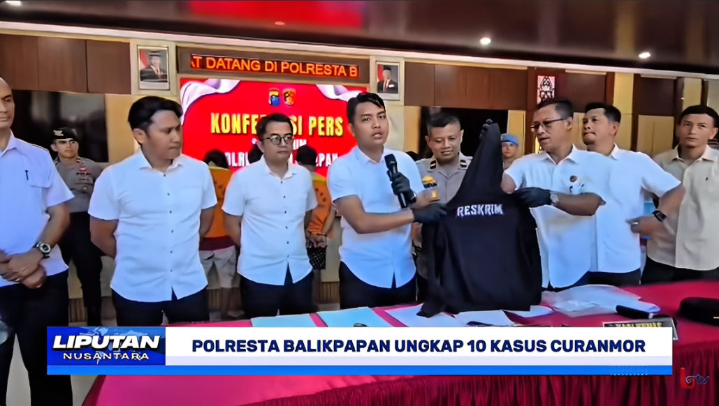 Jaket bertuliskan Reskrim Kepolisian yang dipakai pelaku untuk menipu warga.