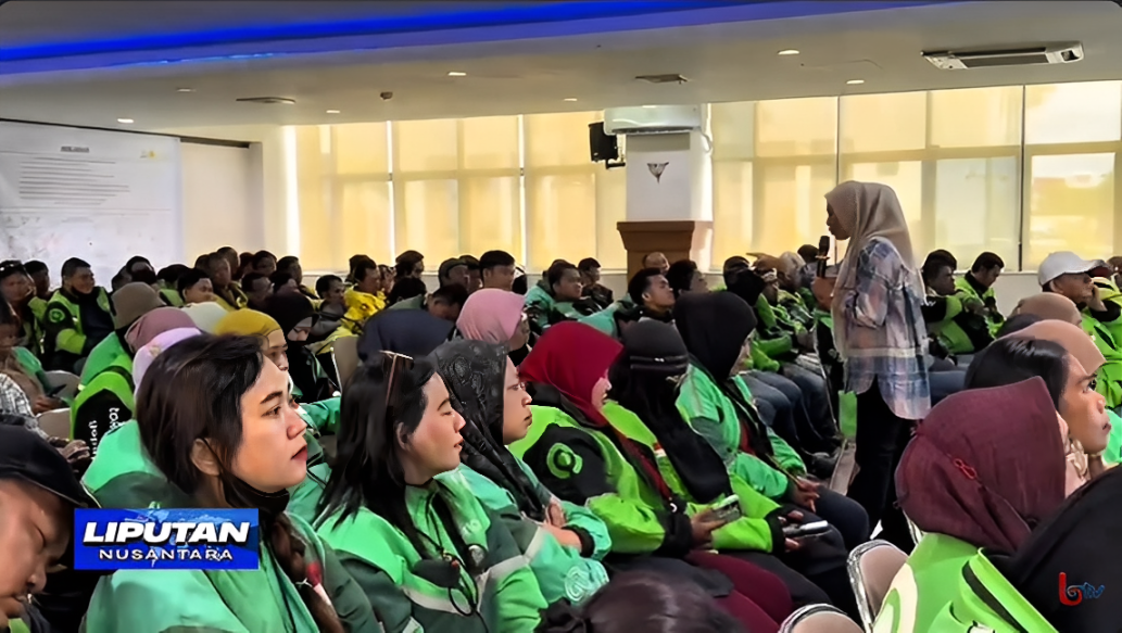 Pengemudi ojek online di Samarinda mengikuti deklarasi program Ojol Berlian bersama DP3A Kaltim di Aula Kesbangpol, Selasa (7 Oktober 2025).