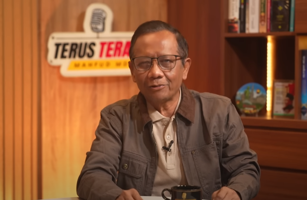 Mahfud MD tengah berbicara di podcast Deddy Corbuzier, menyoroti mafia pajak dan korupsi Bea Cukai dengan gaya lugas dan berani.