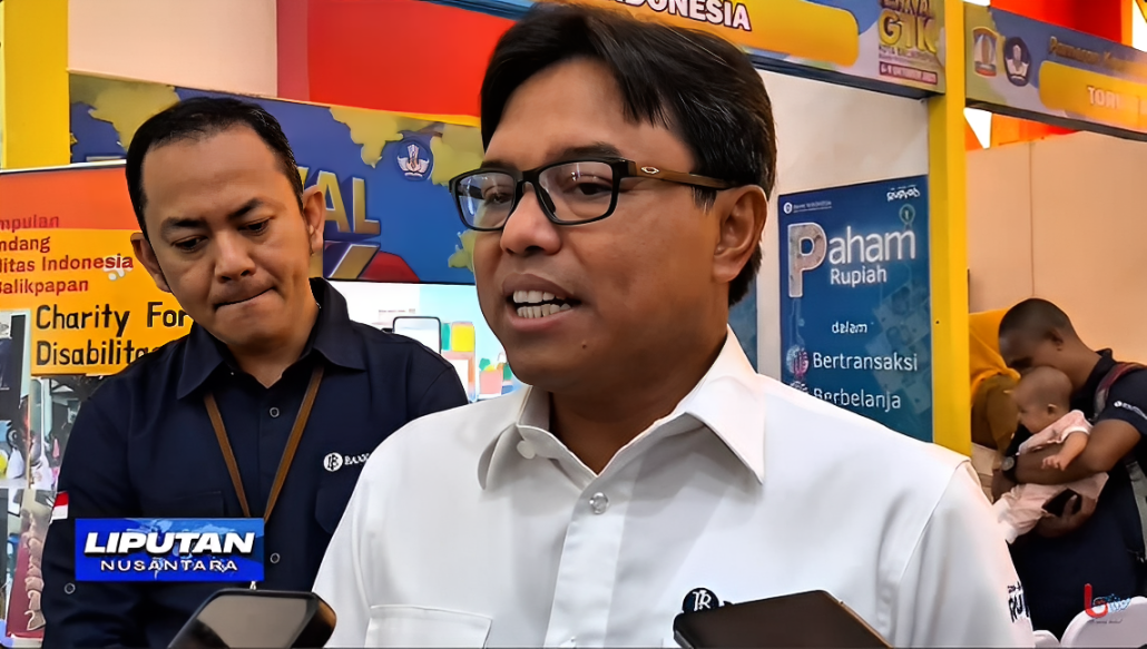 Kepala Perwakilan BI Balikpapan, Robi Ariadi, memberikan keterangan usai menerima penghargaan atas konsistensi program edukasi rupiah, Senin (6 Oktober 2025).