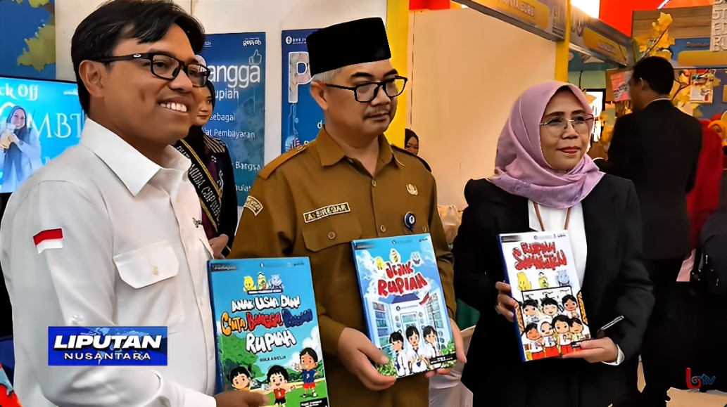 Kepala Perwakilan BI Balikpapan bersama pejabat Pemkot Balikpapan memperlihatkan modul pembelajaran CBP Rupiah untuk PAUD dan SD, Senin (6 Oktober 2025).