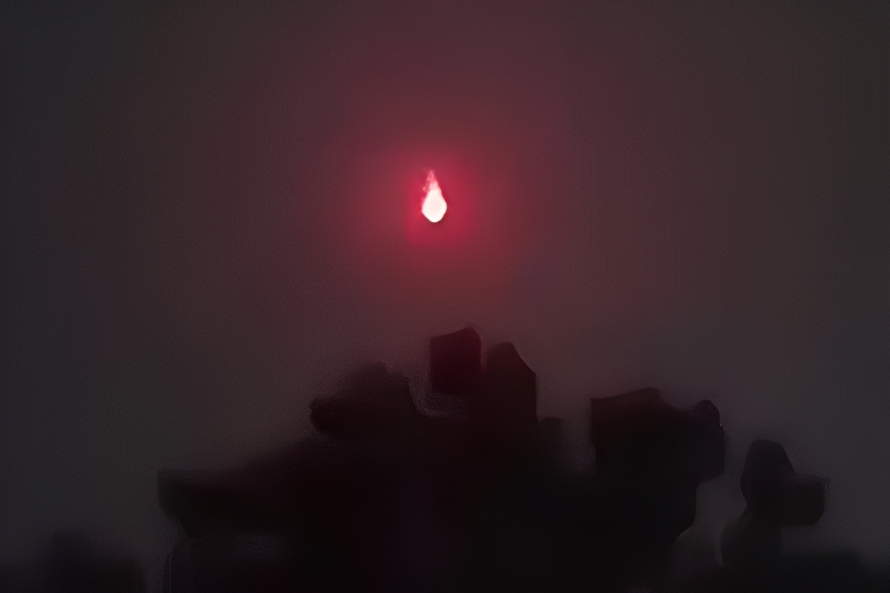 Langit Cirebon berwarna merah dengan cahaya bola api meluncur cepat, menciptakan suasana misterius yang viral di media sosial.