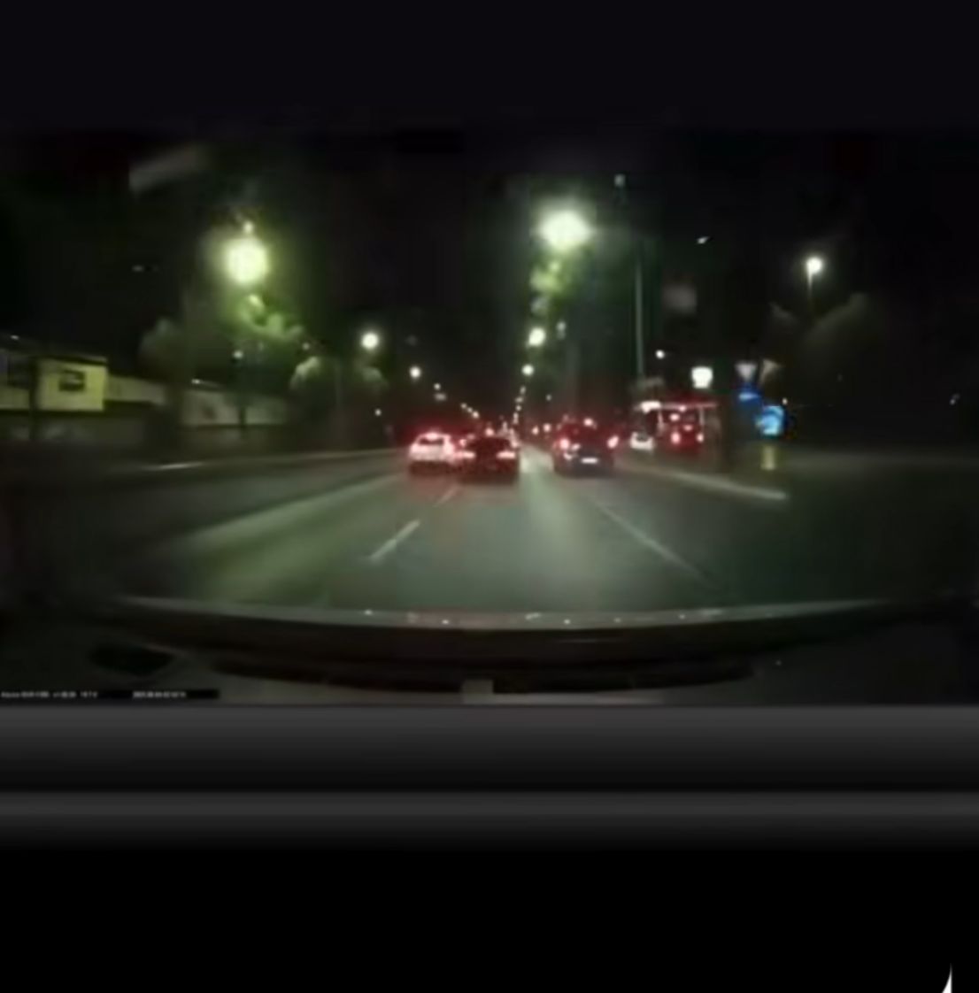 Mobil sport melaju dengan kecepatan tinggi di jalan raya, terekam kamera dashboard &mdash; momen menegangkan yang jadi sorotan soal keselamatan berkendara.