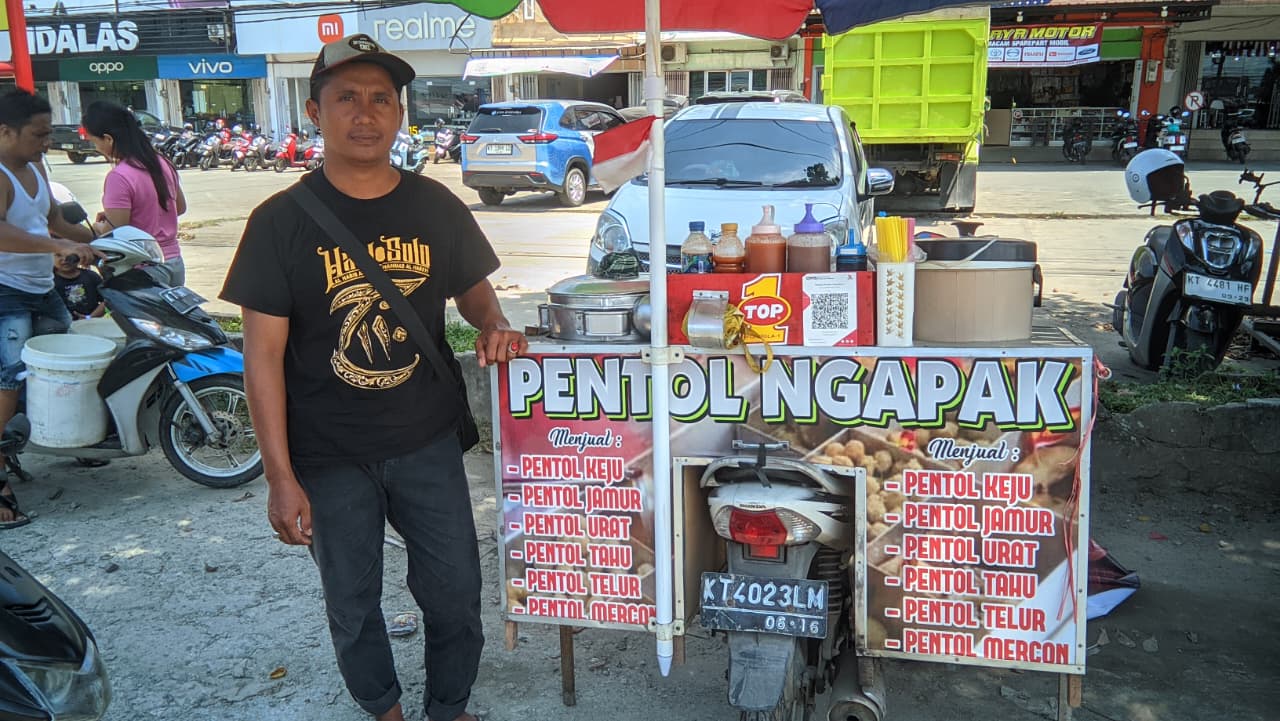 Potret penjual salome muda di Kilo 4 Balikpapan yang penuh semangat menjalani usaha kecilnya, simbol kemandirian dan mental baja anak muda.