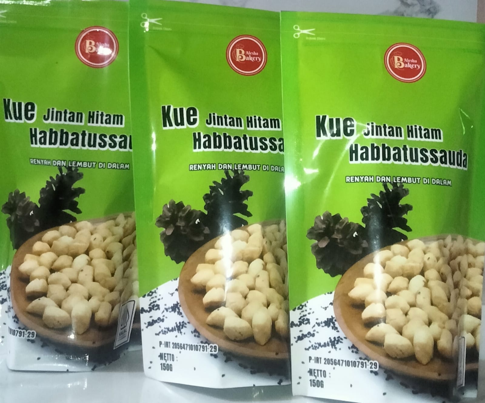 Alesha Bakery sedang memanggang brownies homemade &mdash; aroma manis yang jadi ciri khas kuliner rumahan Balikpapan
