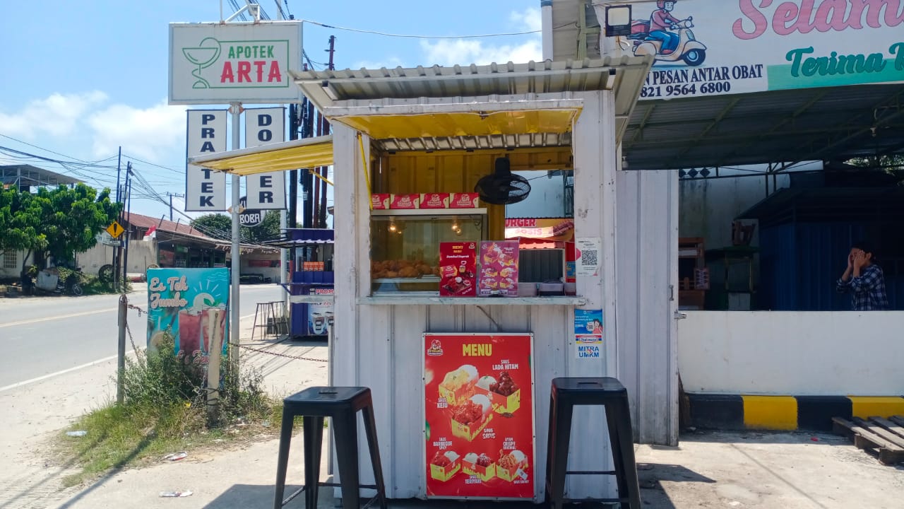 Foto suasana usaha ayam celup di Kilo 11 Balikpapan dengan konsep offline dan online, menu hits yang jadi favorit semua kalangan.