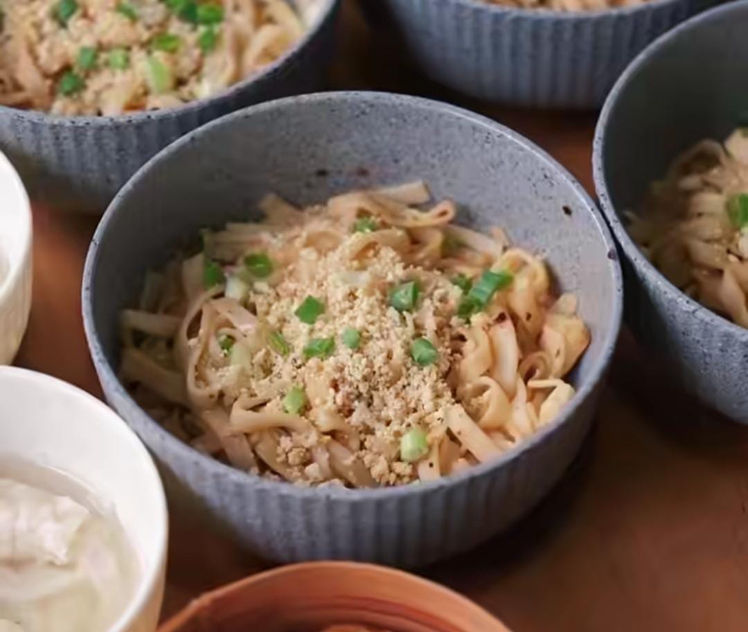 Suasana hangat di Kika Fishball Noodle Balikpapan dengan semangkuk Mee Pok pipih yang wangi minyak wijen dan chili oil &mdash; pengalaman kuliner Singapura autentik di kota minyak.