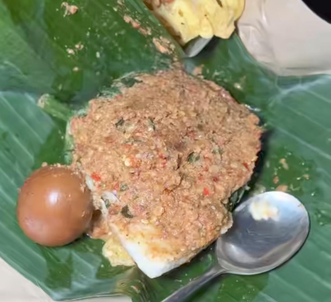 Foto pecel punten legendaris Balikpapan dengan bumbu kacang medok dan lauk telur pindang &ndash; kuliner khas lawas yang makin langka.