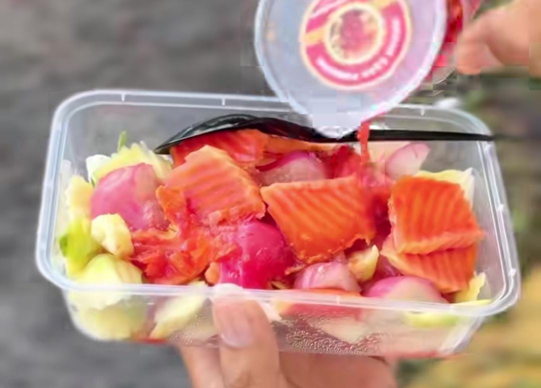 Potongan buah segar disiram kuah pindang pedas khas Bali &mdash; sensasi rasa unik dari Rujak Kuah Pindang BPN di Balikpapan yang wajib dicoba!