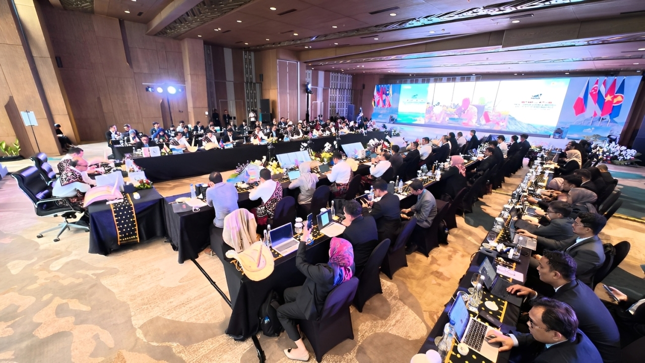 Para delegasi HAPUA berdiskusi dalam forum kerja sama energi bersih ASEAN di Labuan Bajo, Jumat (3 Oktober 2025).