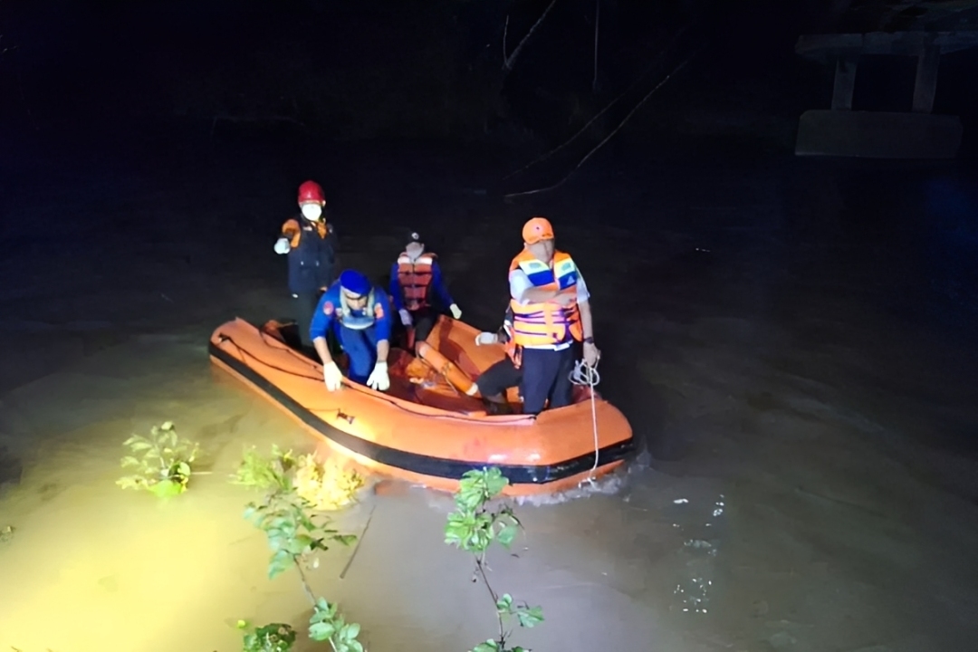 Tim SAR gabungan menyisir Sungai Meratak, Kutai Timur, mencari korban perahu terbalik akibat menabrak kayu hanyut.