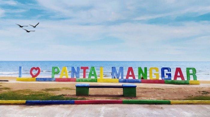 Pemandangan Pantai Manggar Sari Balikpapan Timur dengan hamparan pasir putih dan ombak tenang, destinasi wisata favorit warga kota.
