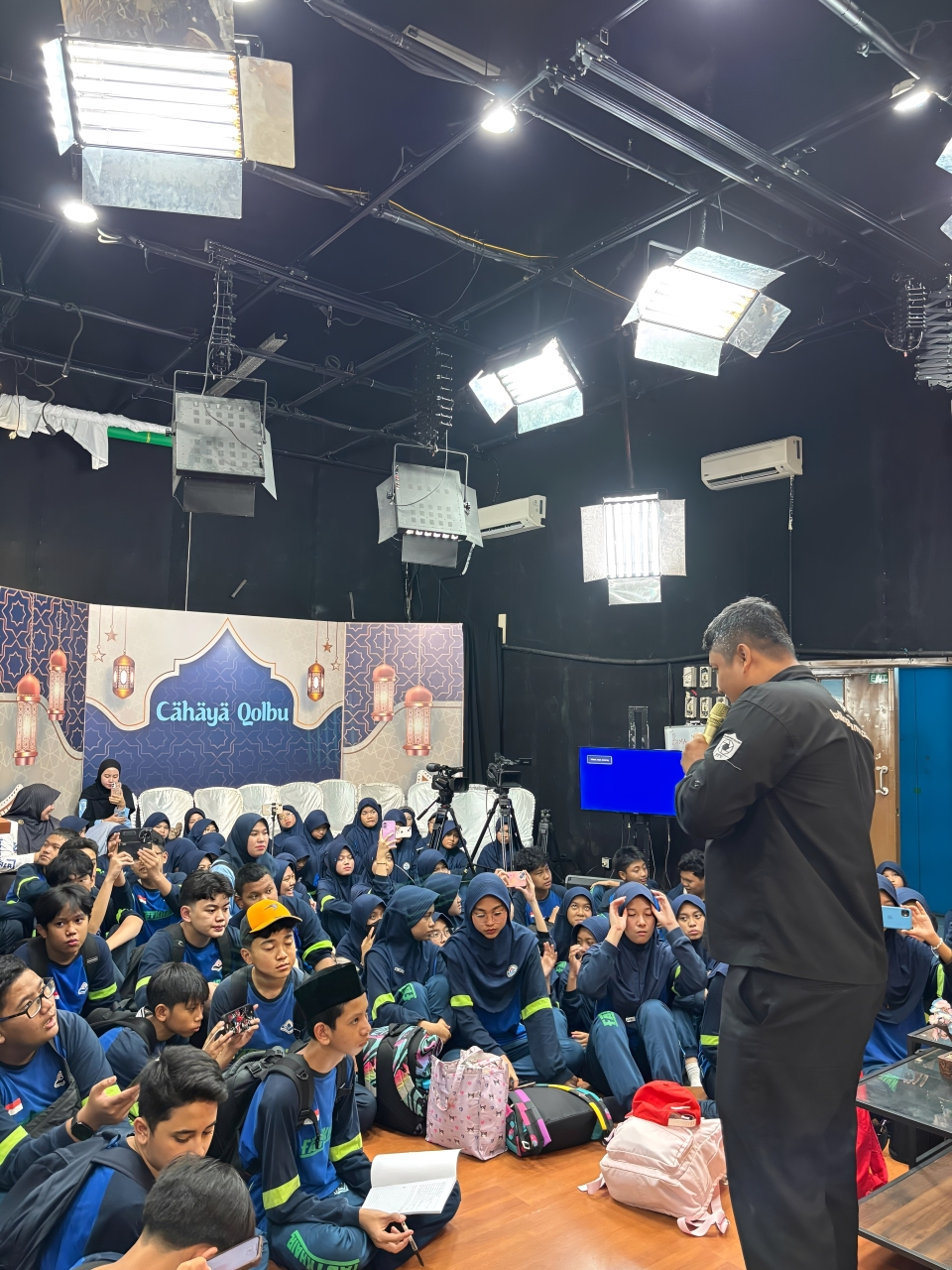 Salah satu kru Balikpapan TV sedang memberi edukasi kritis tentang berita kepada siswa SMP Fastabiqul Khairat, Kamis (9 Oktober 2025).