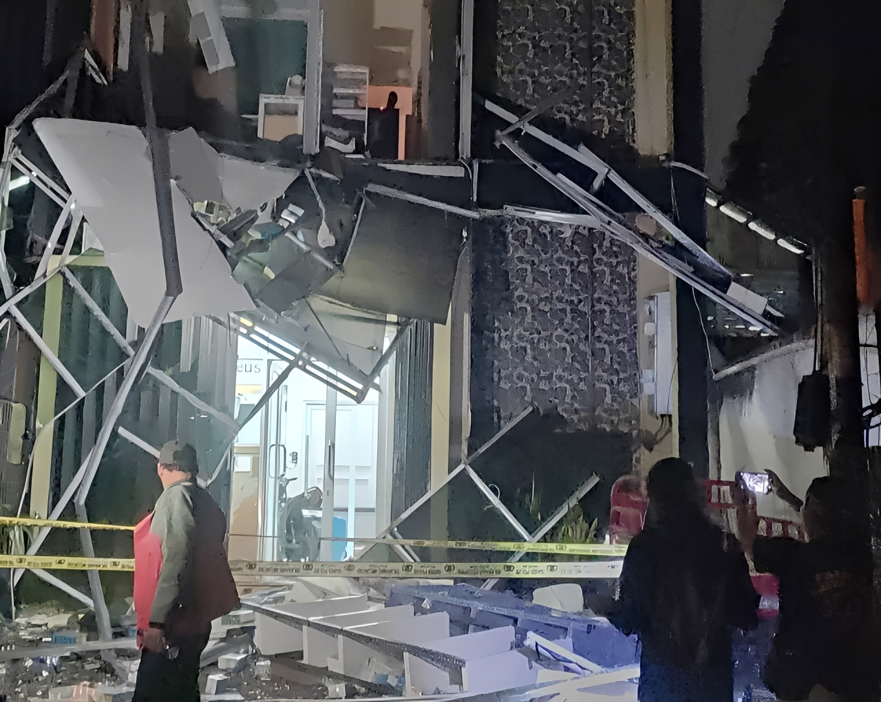 Kondisi gedung Nucleus Farma di Pondok Aren usai ledakan hebat &mdash; tampak puing-puing, kaca pecah, dan Tim Gegana menyisir lokasi.