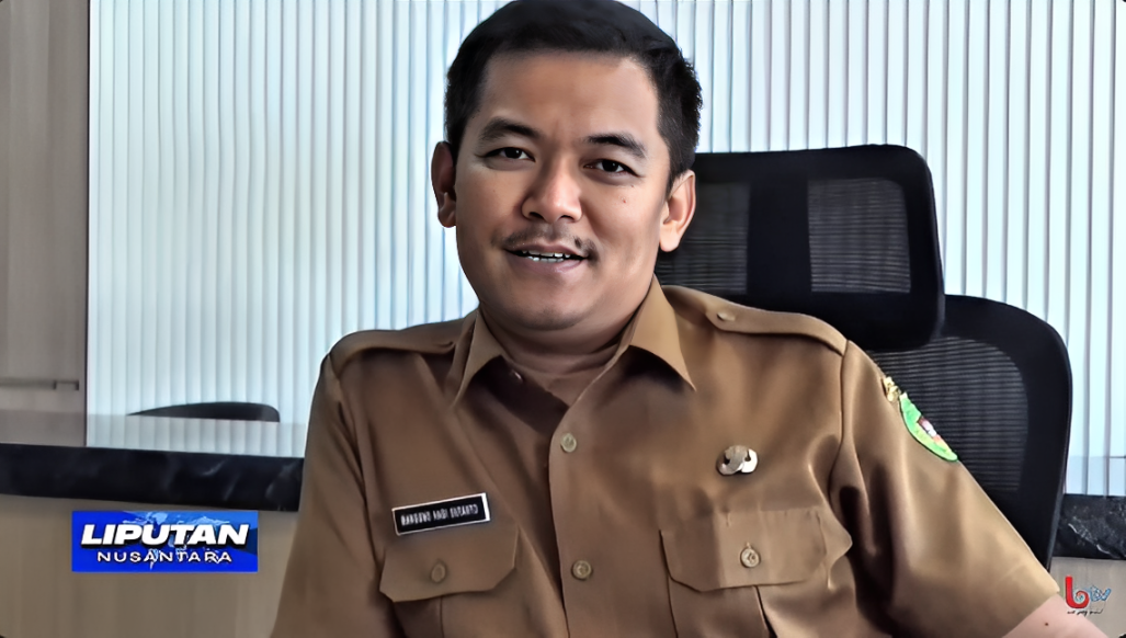 Kepala Dinas KUKMPERINDAG PPU, Margono Hadi menyampaikan penjelasan terkait perbaikan fasilitas Pasar Babulu di ruang kerjanya, Selasa (7 Oktober 2025).