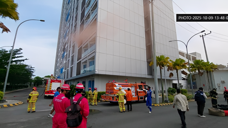 Petugas damkar sedang memadamkan kebakaran di Apartemen Amarilis Residence, Kamis (9 Oktober 2025)