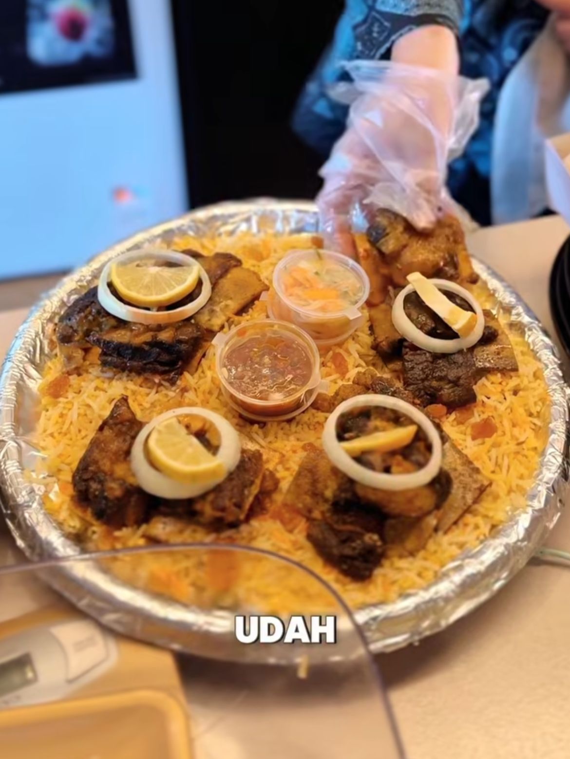 Seporsi nasi goreng kebuli dengan iga bakar empuk dan aroma rempah khas Arab tersaji hangat di meja Kebuli Kairo, Balikpapan.