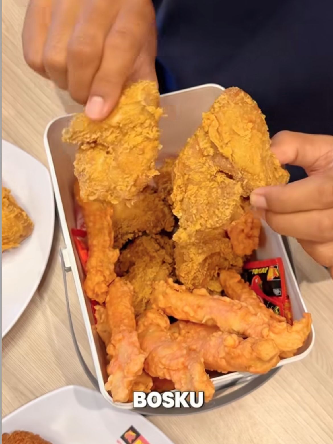 Rocket Chicken MT Hariono Balikpapan, dengan ayam krispi dan saus gurih yang menggoda.