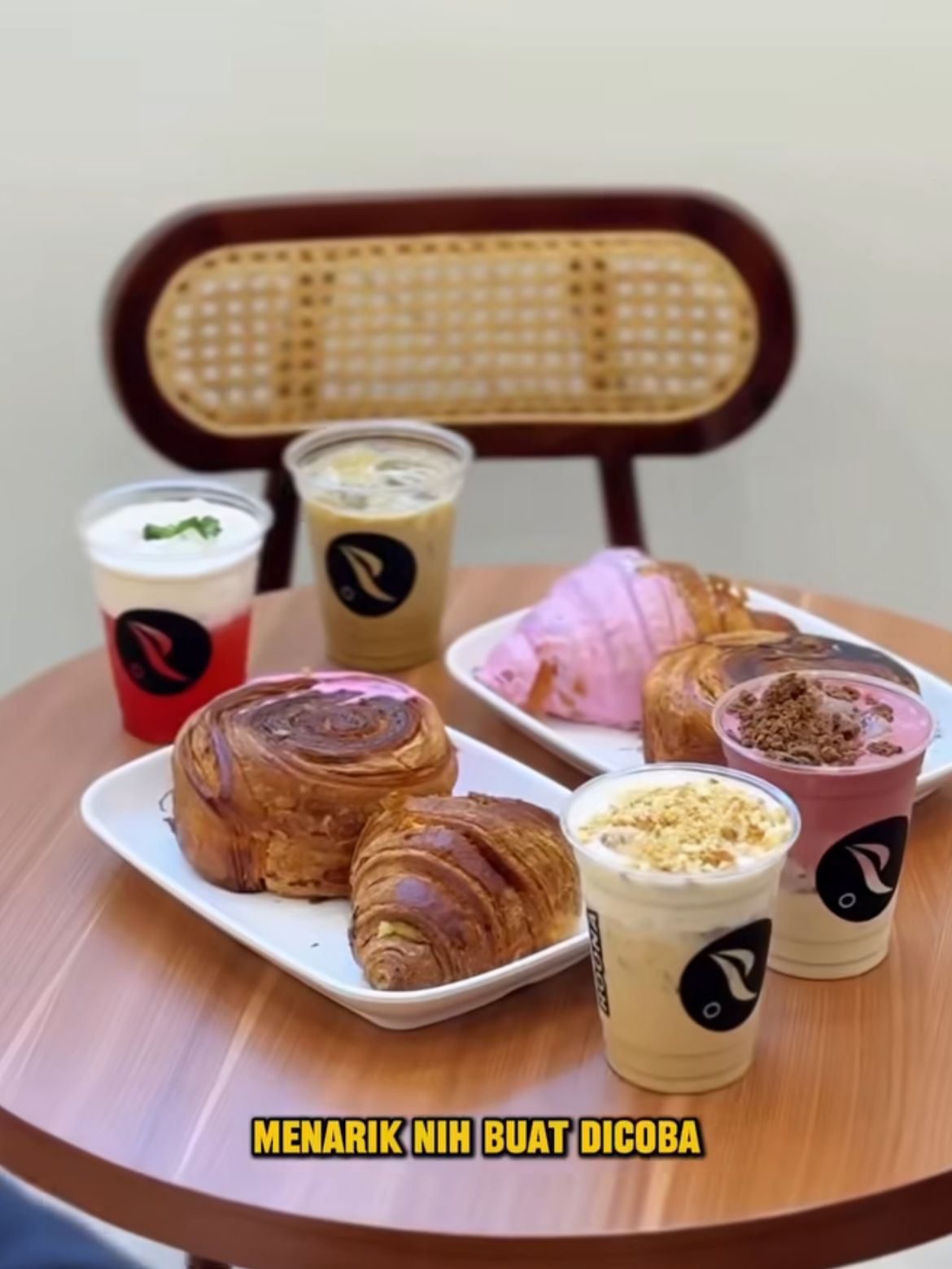 Suasana hangat Runa Coffee Cake & Eatery Balikpapan, cafe baru dengan desain ala Korea dan menu unik seperti kopi cheese foam