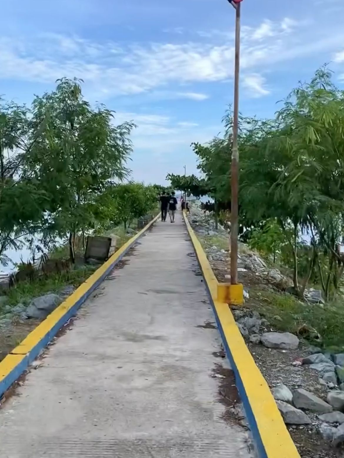 Suasana tenang di Pantai Jalan Panjang Balikpapan dengan pasir lembut dan langit senja jingga&mdash;tempat ideal untuk menikmati keindahan alam pesisir.