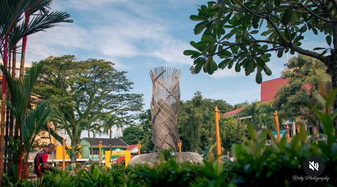 Taman Bekapai Balikpapan dengan air mancur megah dan patung perunggu bertema minyak, simbol kehidupan hijau di jantung kota Balikpapan.