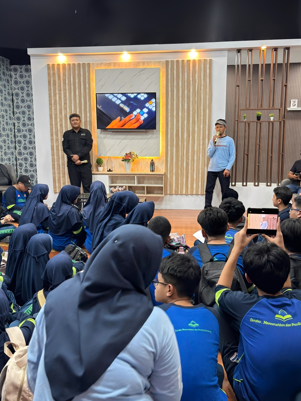 Mukhlis Habari, M.Pd., Wakil Kepala Sekolah Bidang Kesiswaan SMP Fastabiqul Khairat, menjelaskan tujuan kunjungan edukatif siswa ke Balikpapan TV, Kamis (9 Oktober 2025).