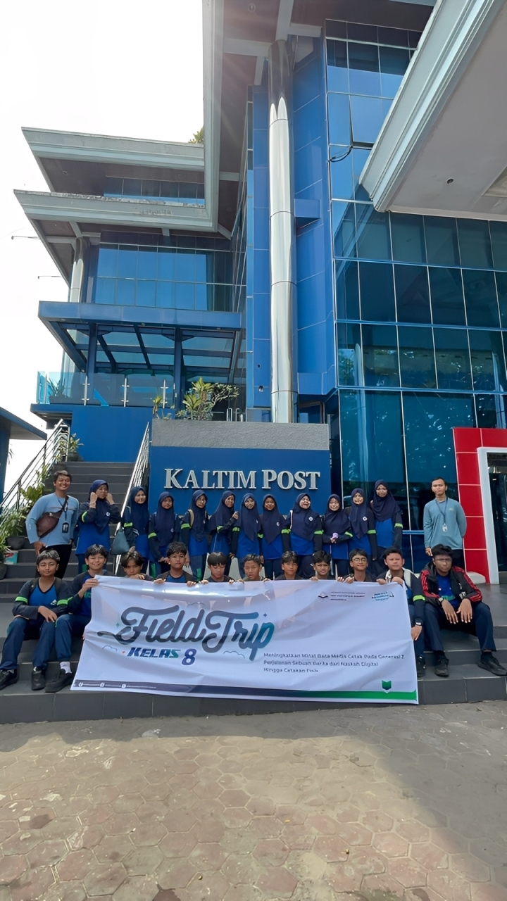 Siswa-siswi kelas 8 bersama guru pendamping berpose di depan gedung Kaltim Post, Balikpapan, setelah kunjungan edukatif ke Balikpapan TV, Kamis (9 Oktober 2025).