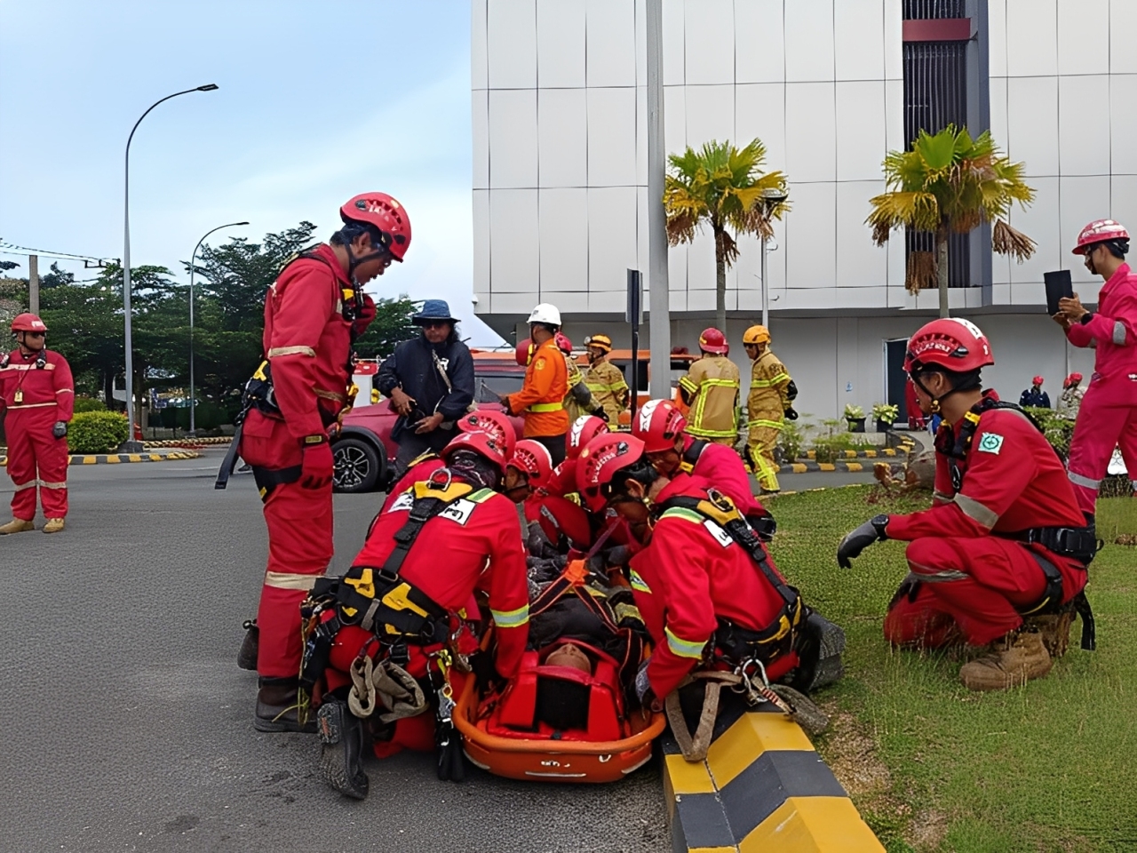 Petugas damkar mengevakuasi korban, Kamis (9 Oktober 2025).