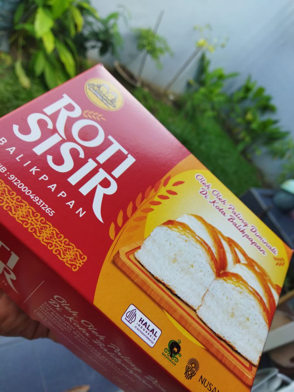 Tampak aneka roti sisir khas Mamapapa Bakery Balikpapan tersusun rapi, aroma butter dan choco meses menggoda siapa pun yang melihatnya &mdash; roti khas Balikpapan paling diminati!