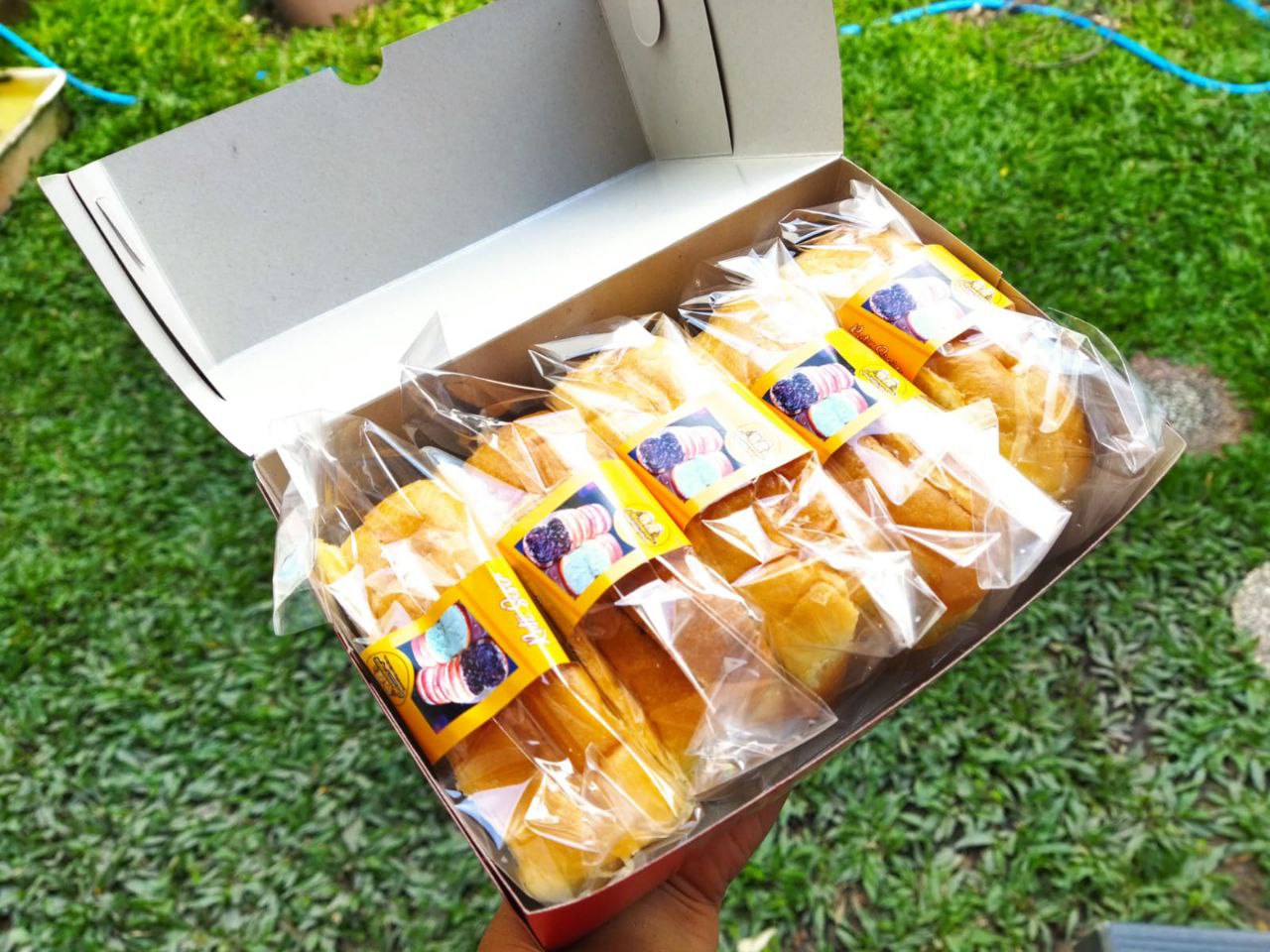 Tampak aneka roti sisir khas Mamapapa Bakery Balikpapan tersusun rapi, aroma butter dan choco meses menggoda siapa pun yang melihatnya &mdash; roti khas Balikpapan paling diminati!