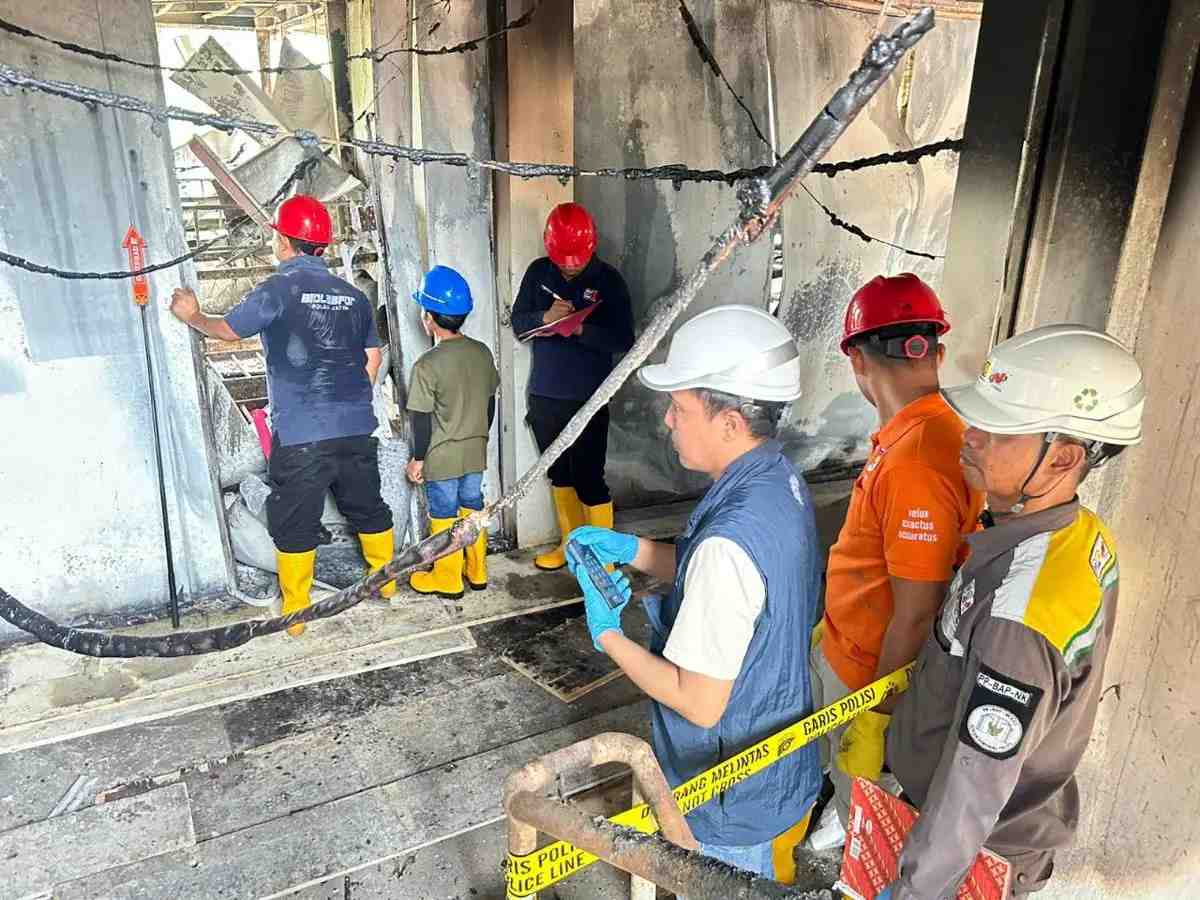 Petugas Puslabfor Polri melakukan olah TKP kebakaran di HPK Tower Nusa Indah 14 IKN, fokus identifikasi penyebab api dan pengumpulan barang bukti.