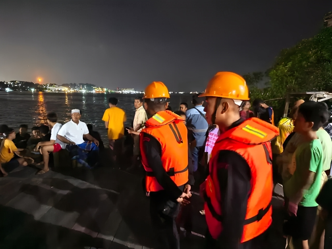 Tim SAR dan Brimob Polda Kaltim menyisir perairan Kariangau Balikpapan Barat menggunakan perahu karet untuk mencari korban tenggelam.
